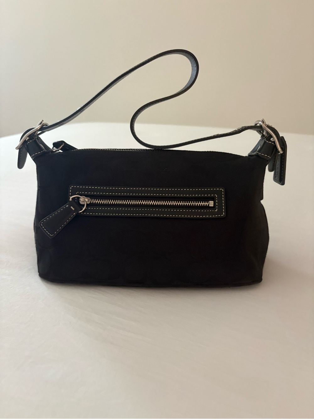 Black Women's Shoulder Bag - Classic Zip Pocket